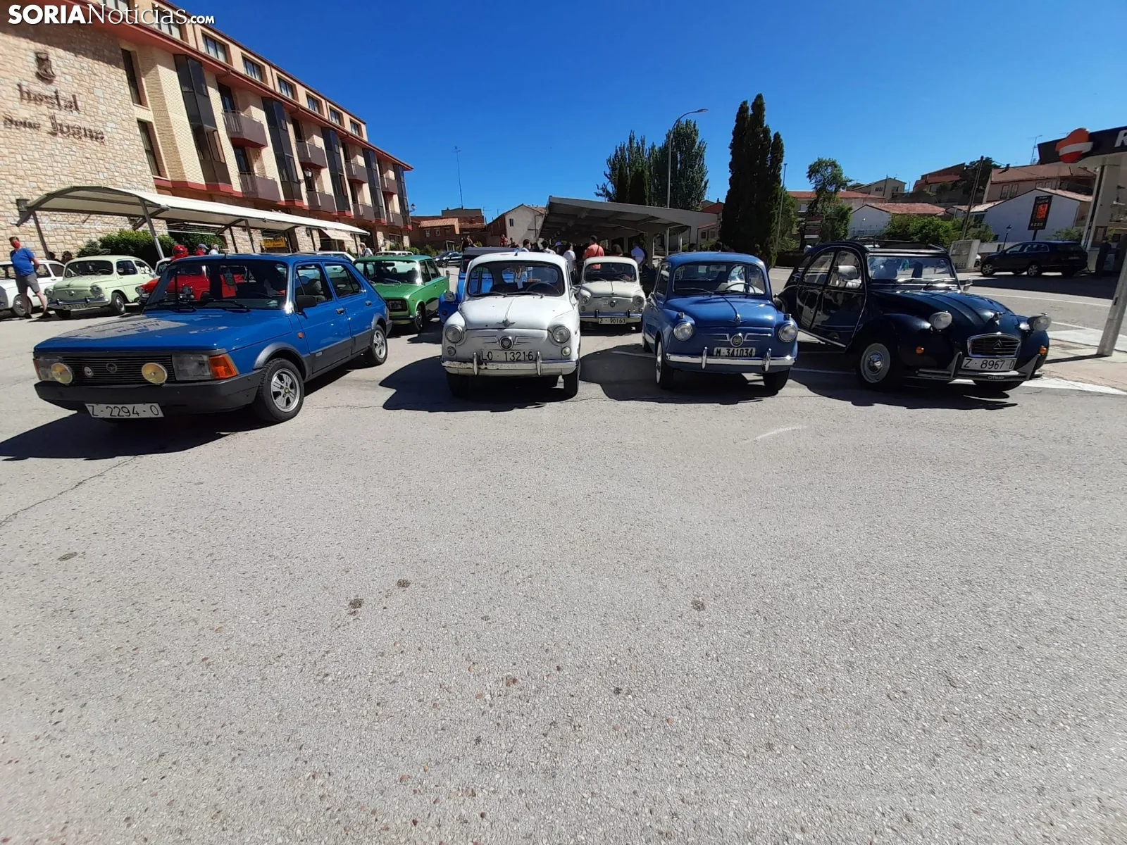 Reunión de coches clásicos en Ágreda.
