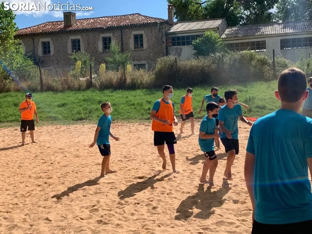 Sesión de entrenamiento de balonmano playa.