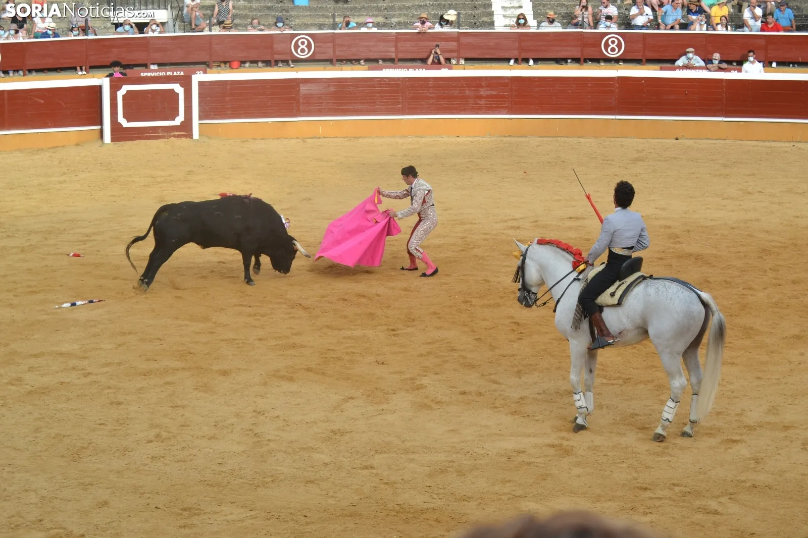 Una imagen de la tarde de rejones hoy domingo en San Benito. /SN