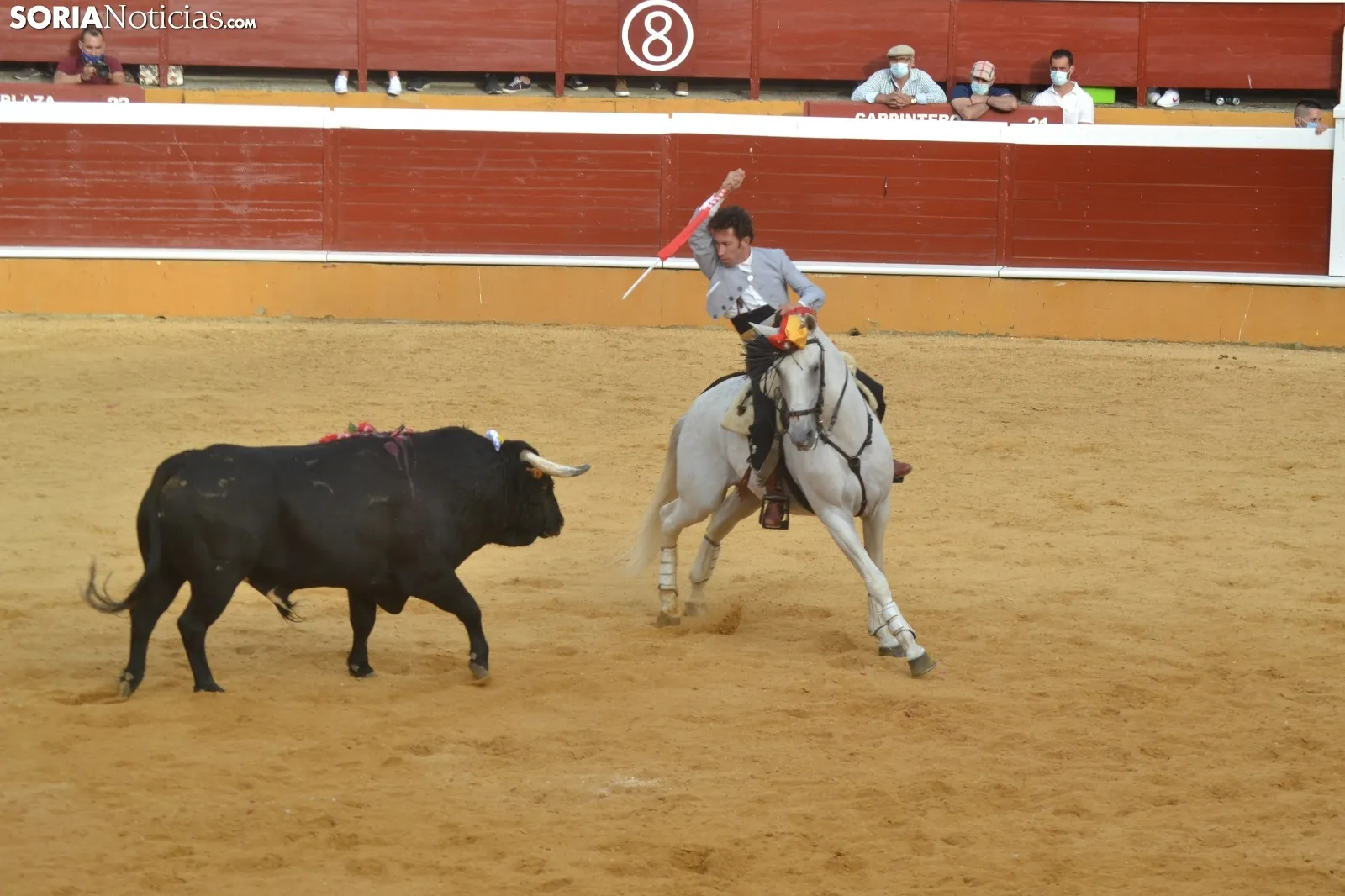 Una imagen de la tarde de rejones hoy domingo en San Benito. /SN