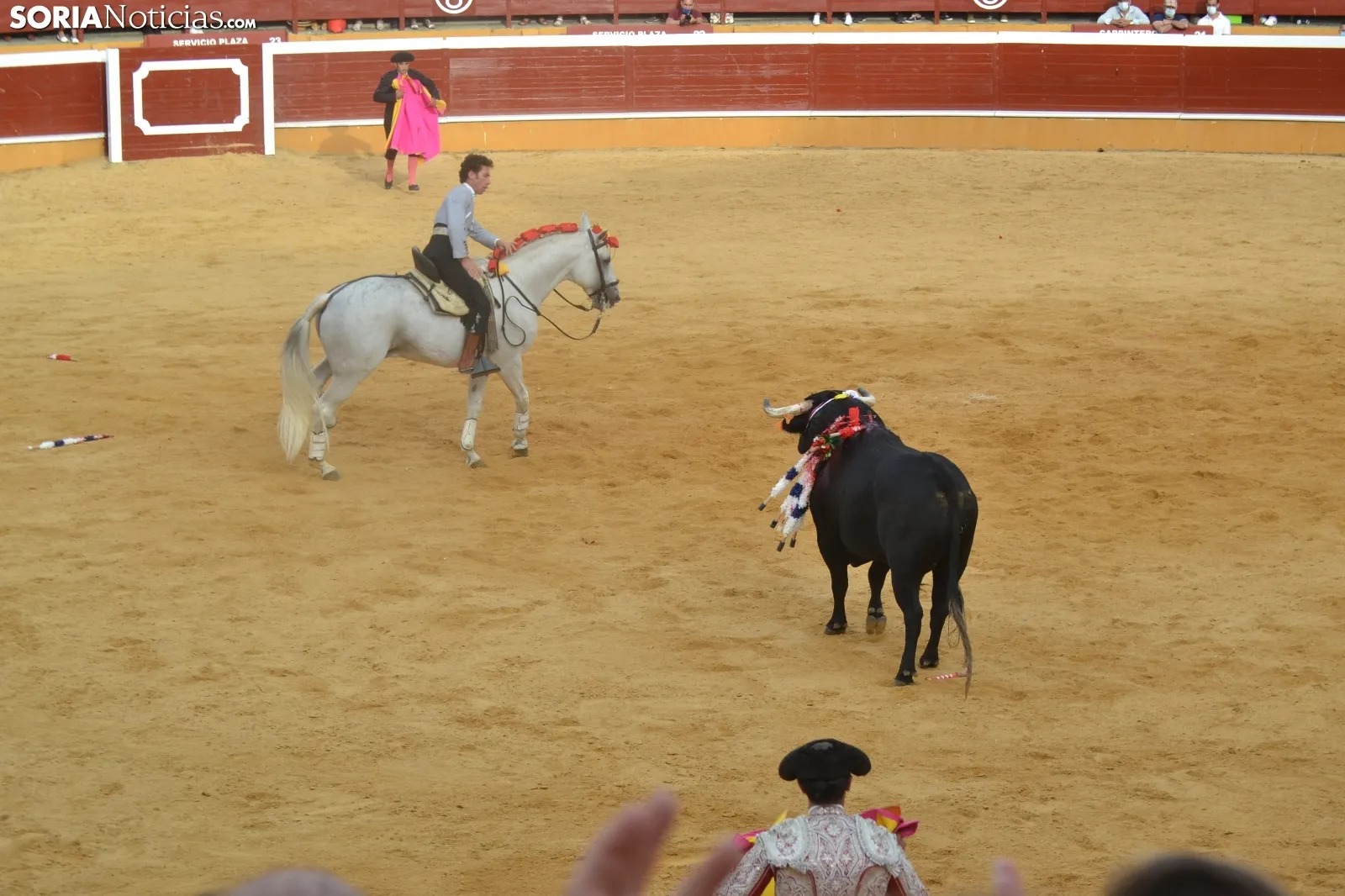 Una imagen de la tarde de rejones hoy domingo en San Benito. /SN