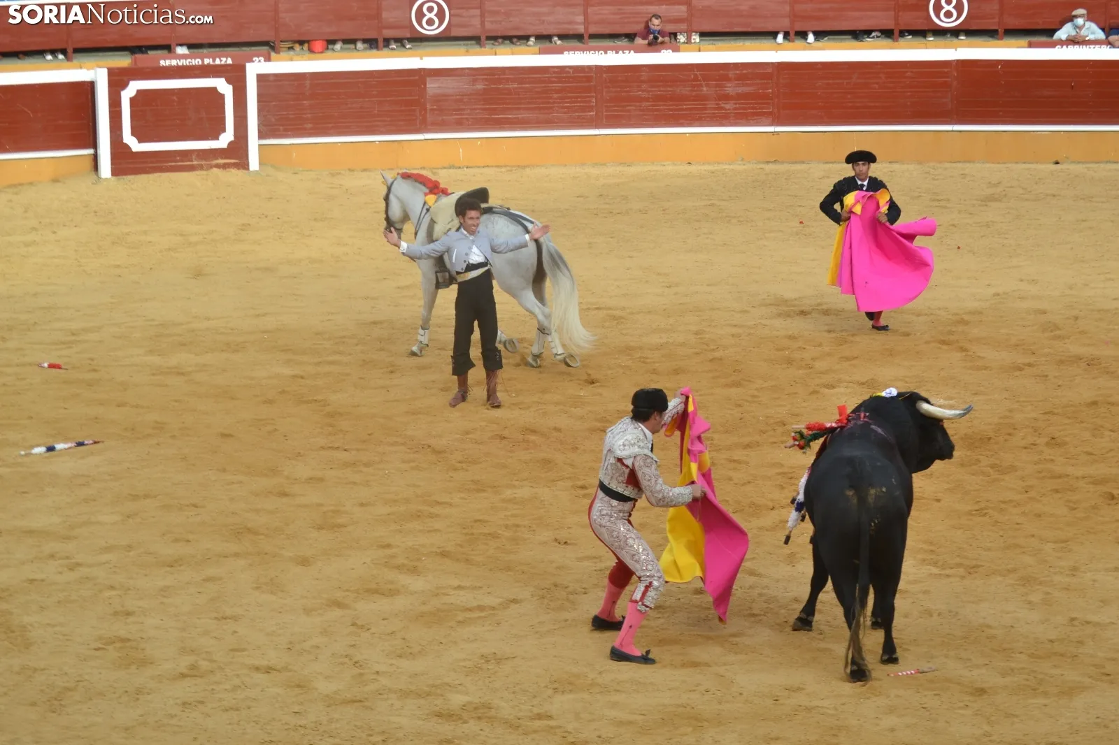 Una imagen de la tarde de rejones hoy domingo en San Benito. /SN