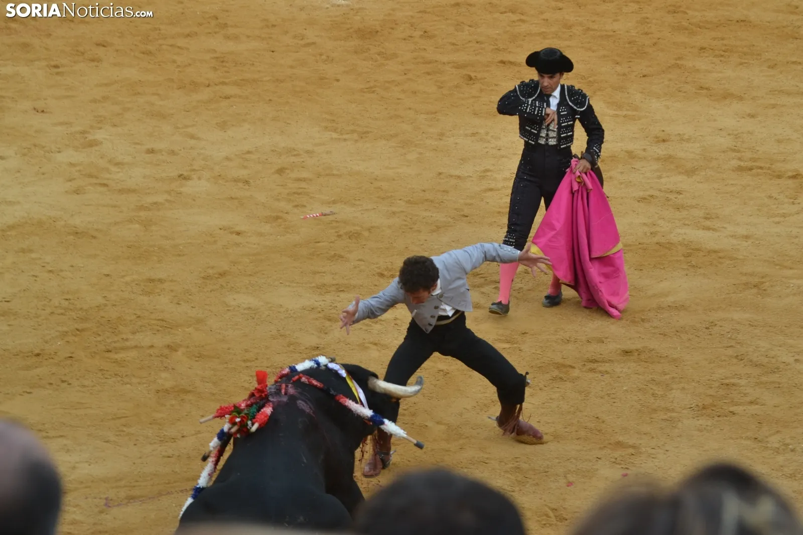 Una imagen de la tarde de rejones hoy domingo en San Benito. /SN
