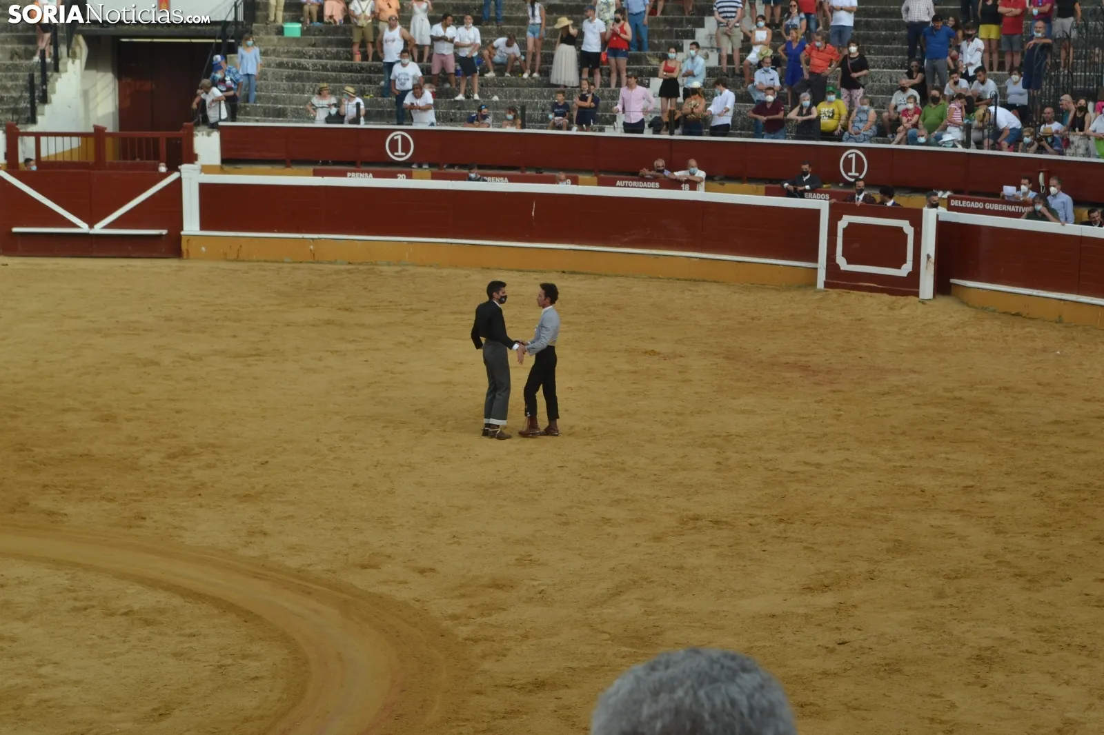 Una imagen de la tarde de rejones hoy domingo en San Benito. /SN