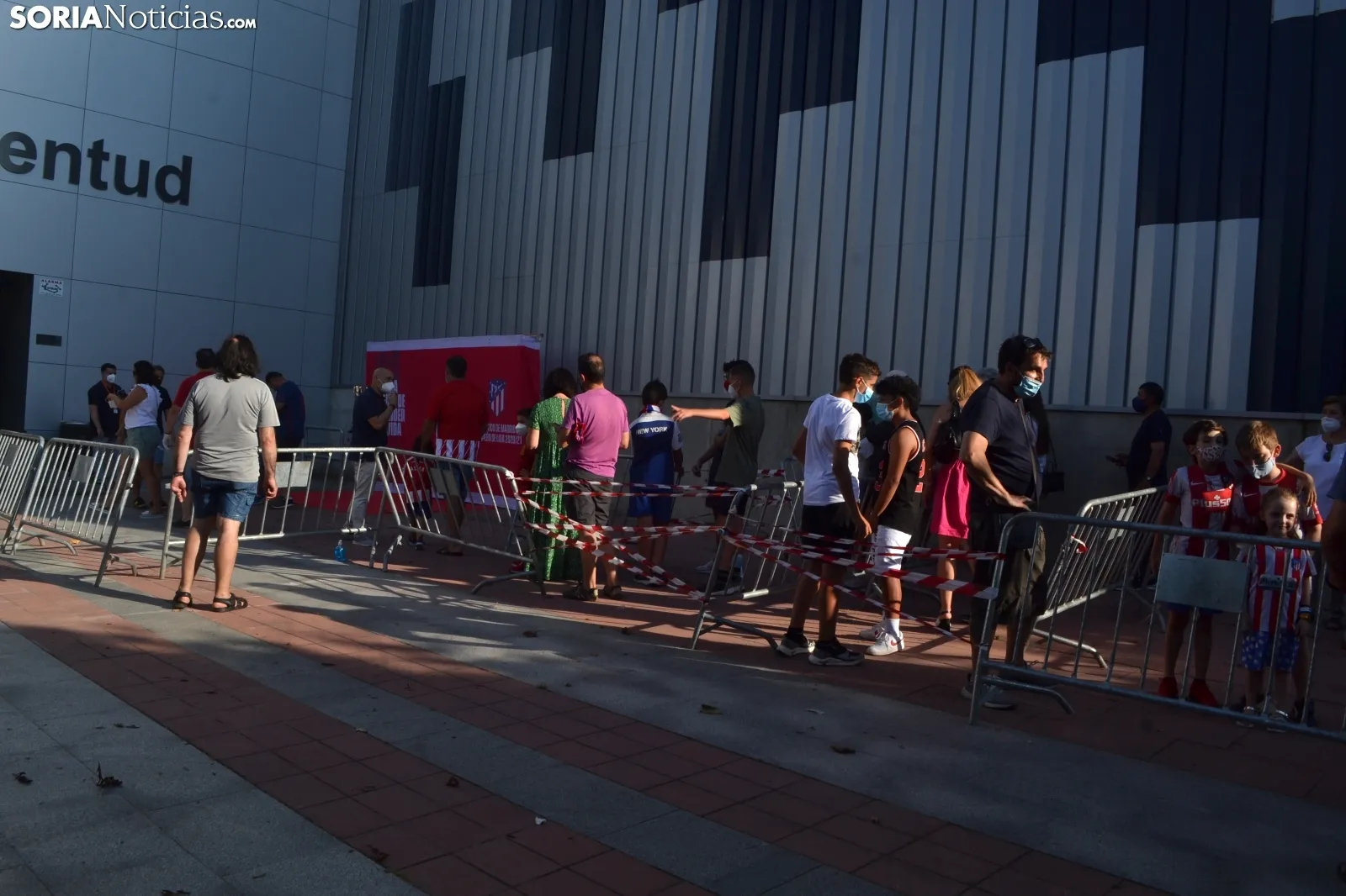Una imagen de esta tarde a la entrada de La Juventud. /SN