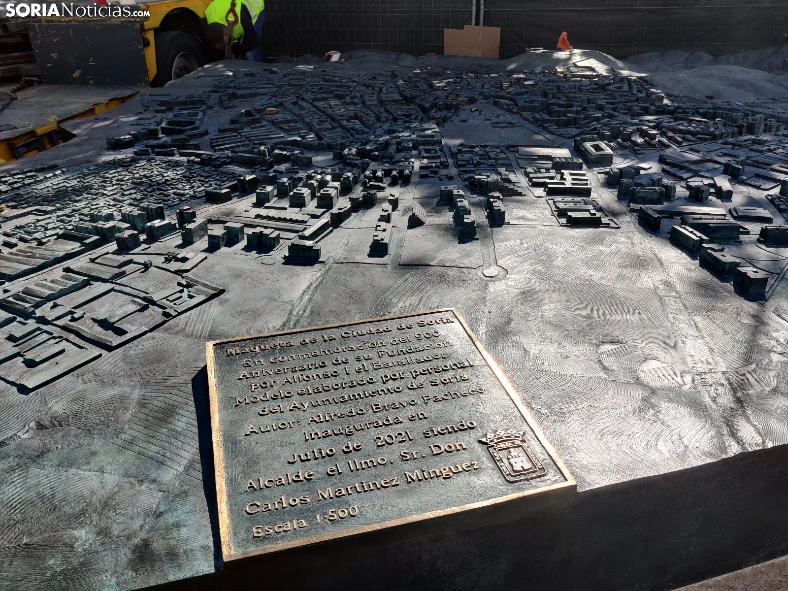 Maqueta de bronce de la ciudad de Soria. 