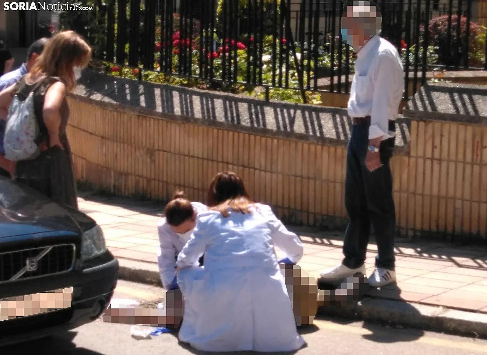 Las asistencias sanitarias atendiendo al herido. /SN