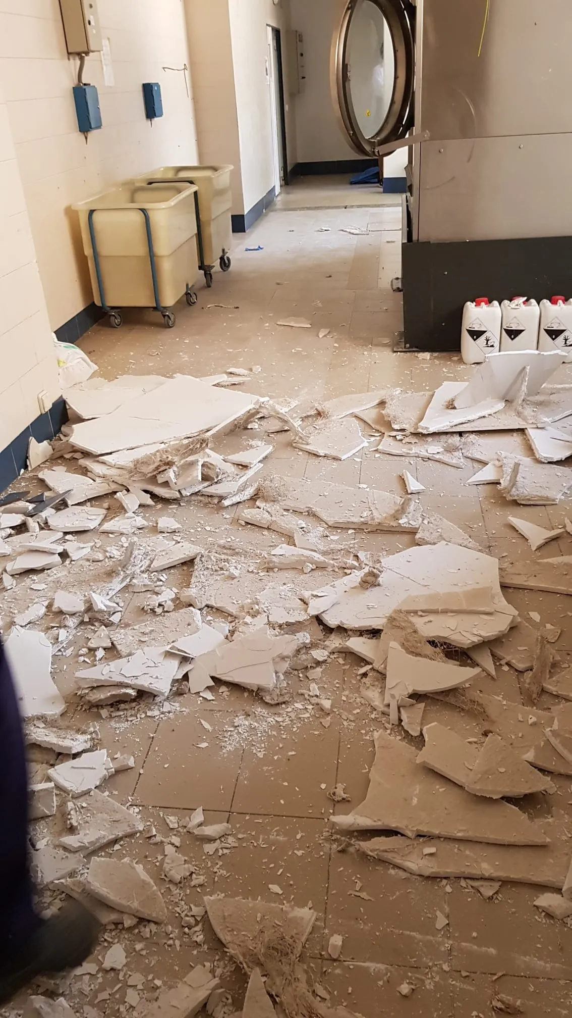 Foto 2 - Desplome del falso techo en la lavander&iacute;a de El Mir&oacute;n