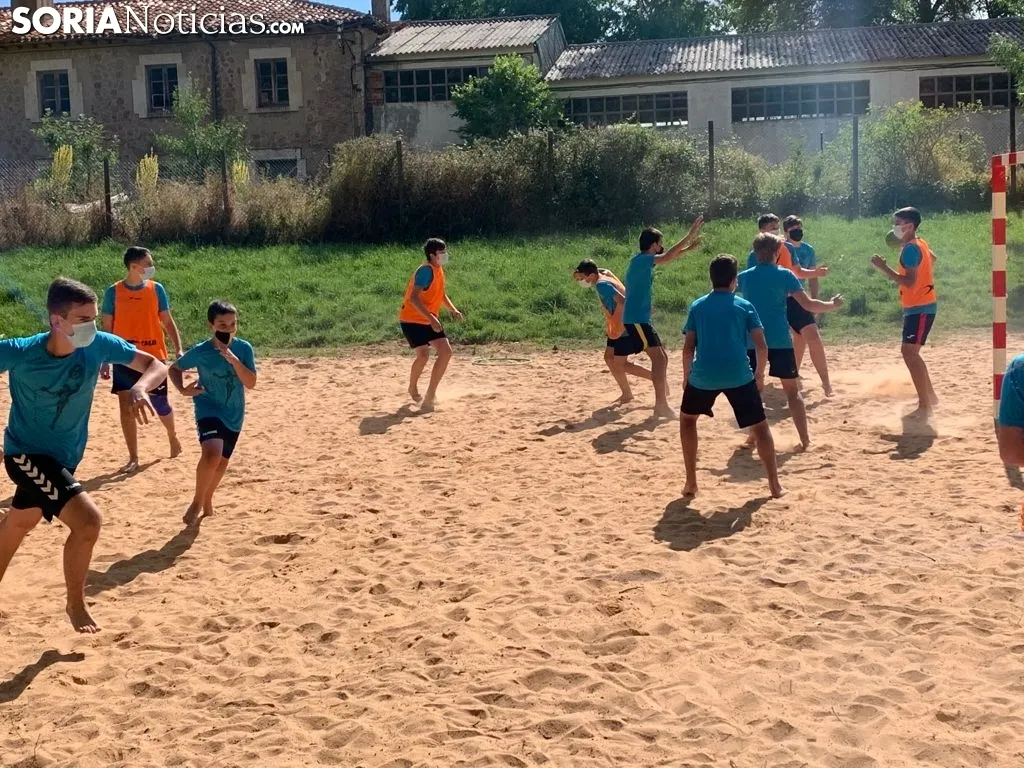 Sesión de entrenamiento de balonmano playa.