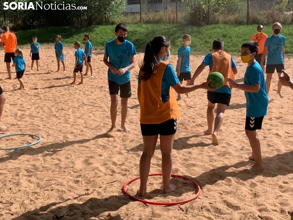 Sesión de entrenamiento de balonmano playa.