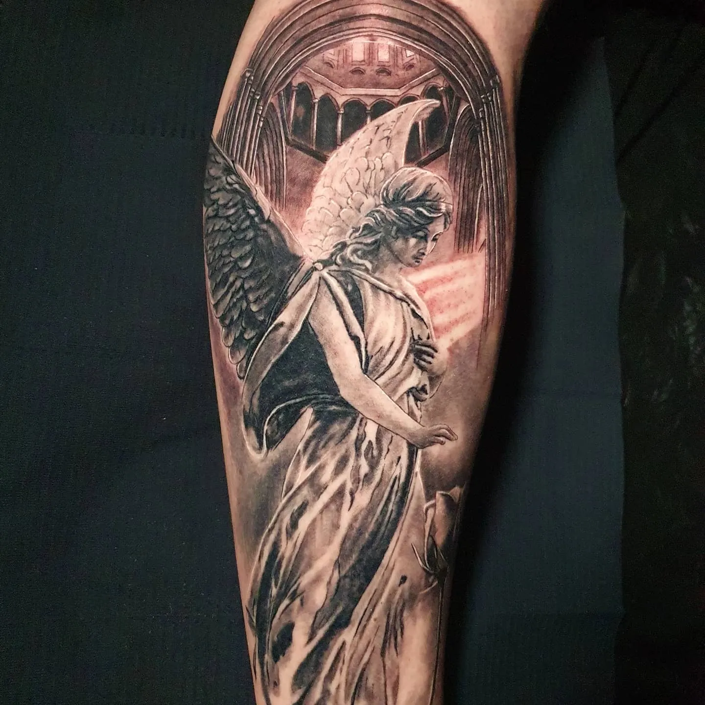José Moreno y varios de los tatuajes que ha realizado.