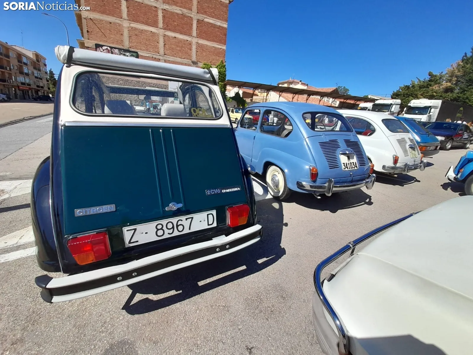 Reunión de coches clásicos en Ágreda.