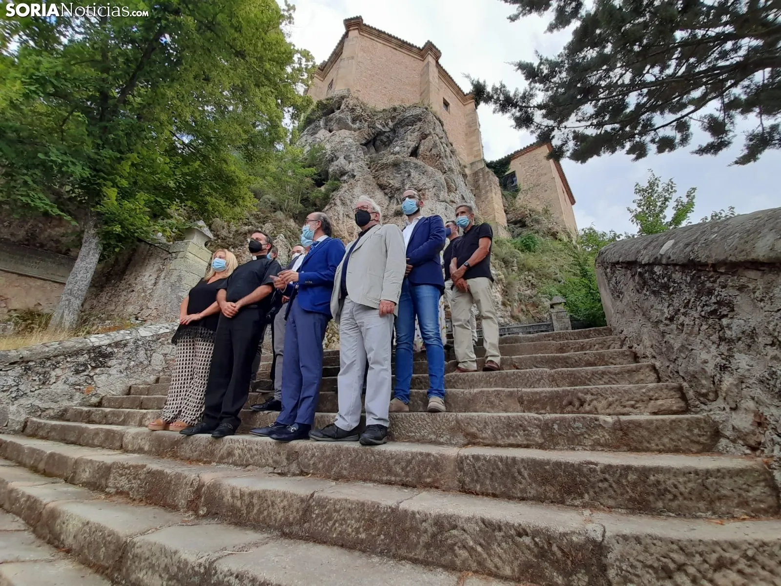 Una imagen de la visita del consejero a la ermita hoy. /SN