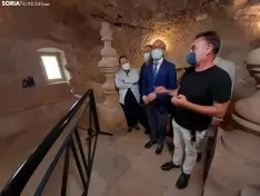 Una imagen de la visita del consejero a la ermita hoy. /SN
