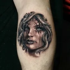 José Moreno y varios de los tatuajes que ha realizado.