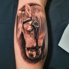 José Moreno y varios de los tatuajes que ha realizado.