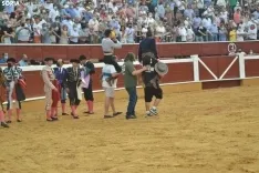 Una imagen de la tarde de rejones hoy domingo en San Benito. /SN
