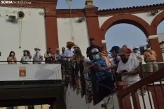 Una imagen de la tarde de rejones hoy domingo en San Benito. /SN