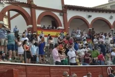 Una imagen de la tarde de rejones hoy domingo en San Benito. /SN