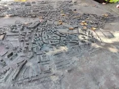 Maqueta de bronce de la ciudad de Soria. 