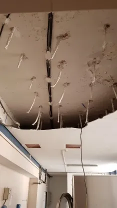 Foto 3 - Desplome del falso techo en la lavander&iacute;a de El Mir&oacute;n
