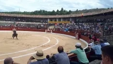 Foto 4 - Nueve orejas y dos rabos en la corrida de El Burgo: los tres actuantes salen por la puerta grande