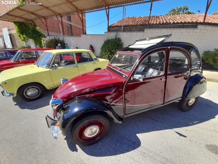 Reunión de coches clásicos en Ágreda.