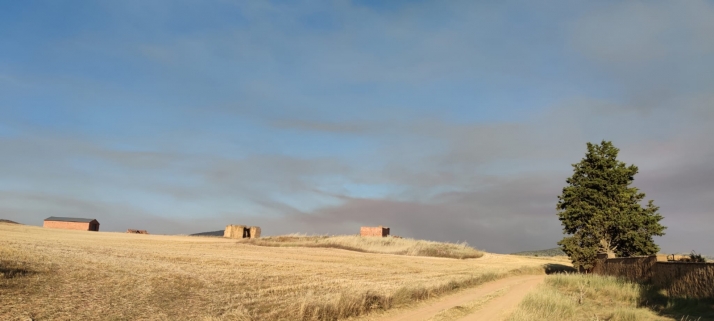 Un incendio en La Rioja deja una enorme nube de humo en varios puntos de la provincia de Soria