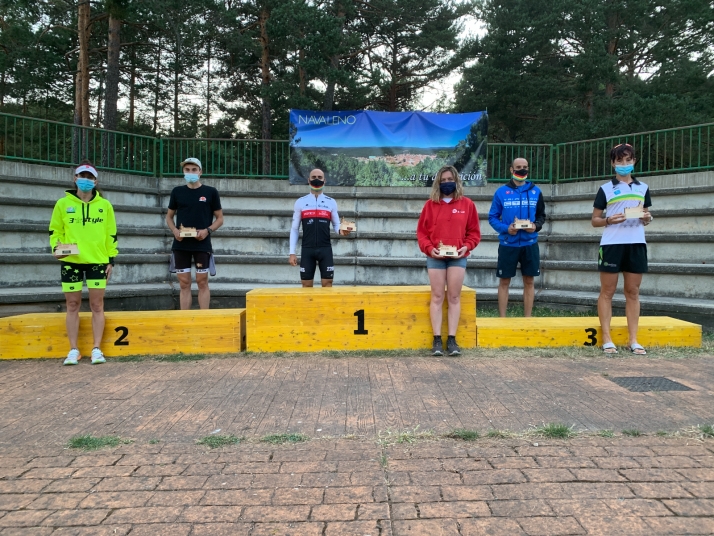 Rovira y Cabrera lideran la Media Distancia de triatlón en Navaleno