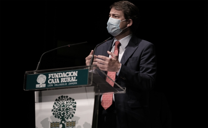 Mañueco exige a Pedro Sánchez que rectifique su decisión de suprimir la mascarilla en exteriores y pide más vacunas ante la evolución de la pandemia