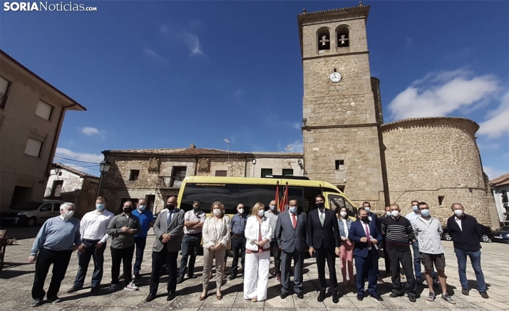 El consejero, acompañado de los alcaldes beneficiados por el bono en la zona de Gómara. /SN