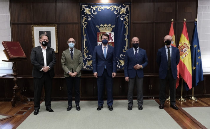 El presidente de la Junta recibe a los clubes de rugby de Castilla y León que se han unido para participar en la nueva Europe Super Cup