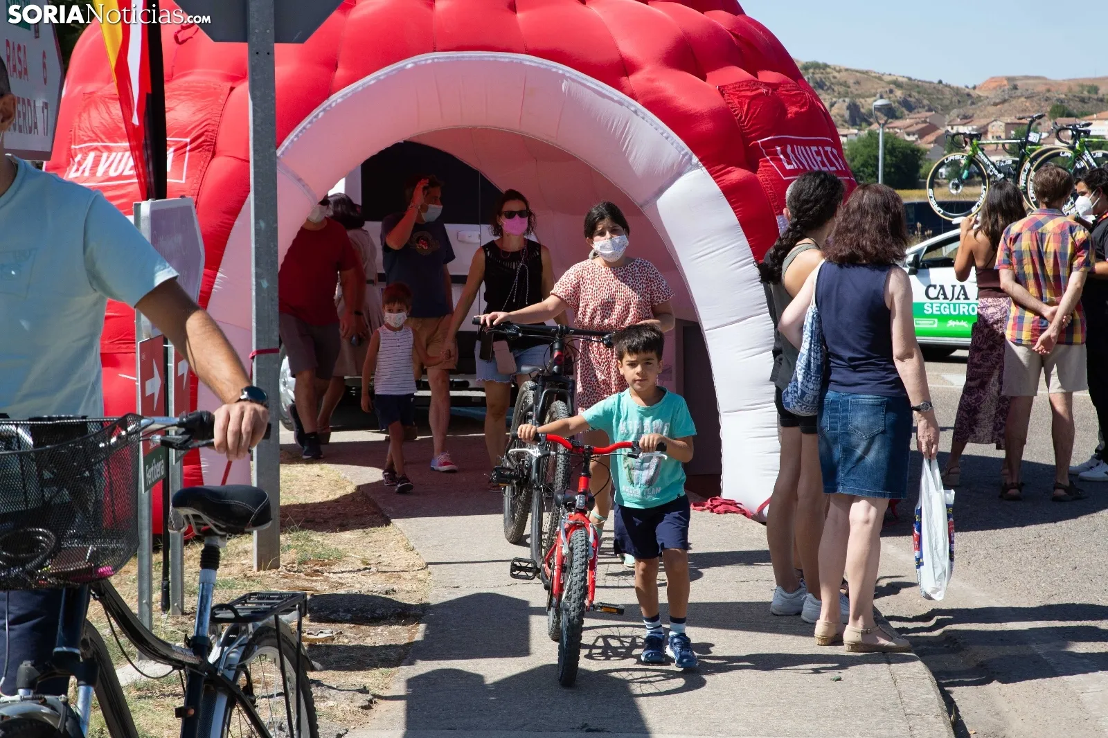 Foto 15 - Galer&iacute;a: El Burgo vibra con La Vuelta en una jornada de ambiente festivo