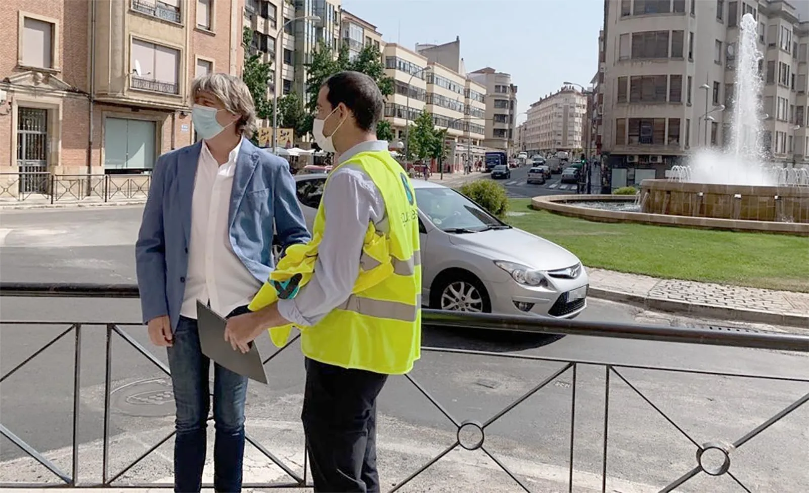 El alcalde (izda.) con un técnico de Agua de Soria visitando las obras. /Ayto.