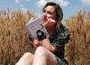 La escritora posando con su libro./ Foto: Ángela Fernández.