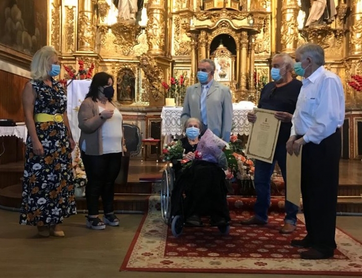 Familia, amigos e instituciones acompañan a Agustina Asenjo Andrés en la celebración de sus 100 años 