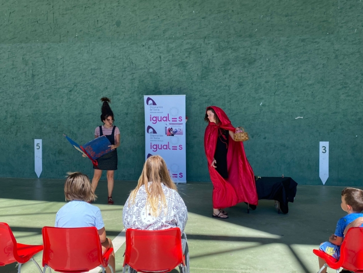 Diputación ‘cambia los cuentos’ por la provincia para visibilizar los estereotipos de género