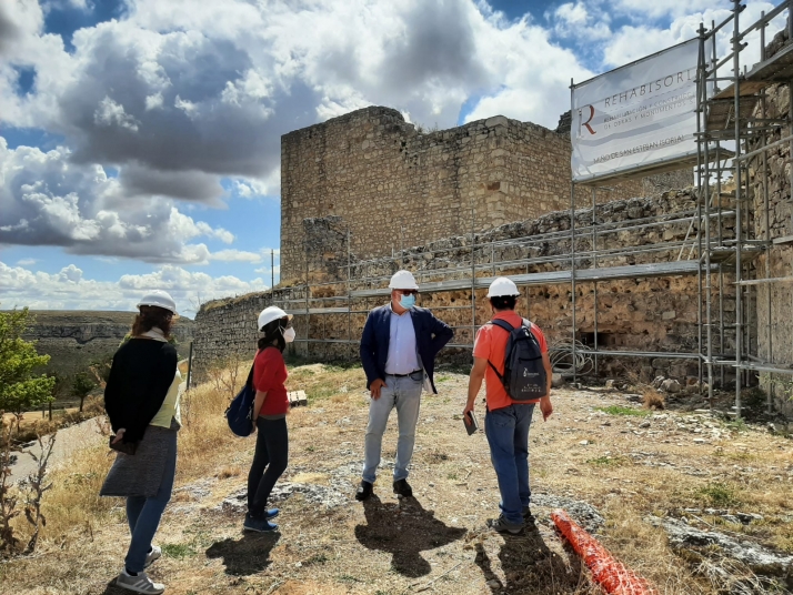 Miguel Latorre visita las obras recién iniciadas de consolidación de las murallas y del castillo de Rello