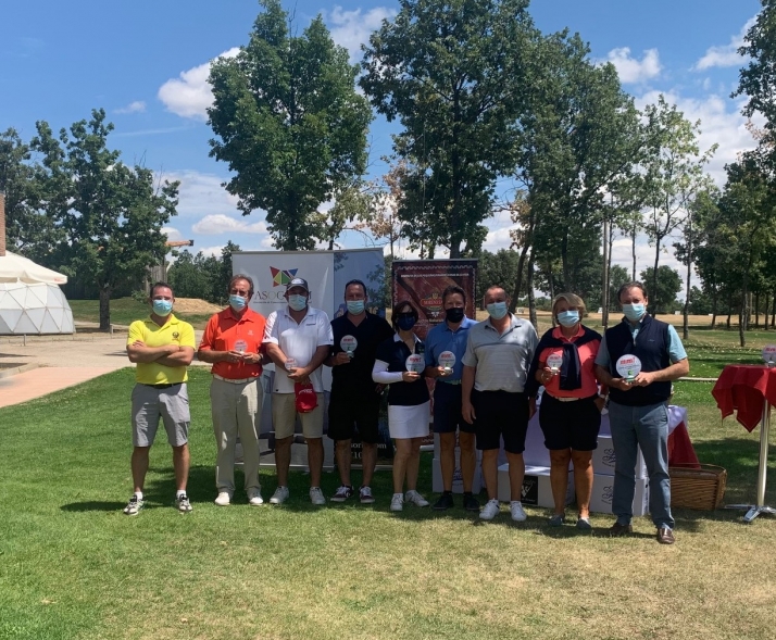 Lola Sánchez y Ricardo Barrenechea, ganadores del Torneo de Golf Mercado Municipal