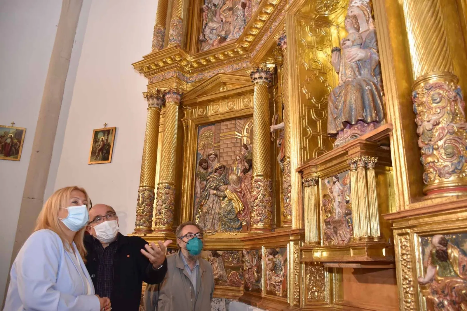 El párroco, con la delegada y el responsable de Patrimonio de la Junta. /Jta.