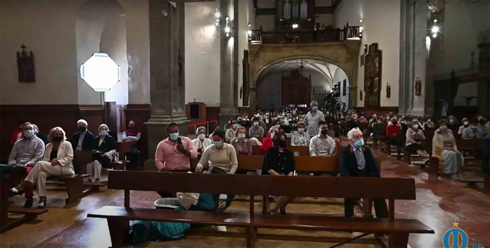 Fieles asistentes a la eucaristía este domingo en Ágreda. 