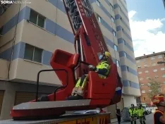 Prácticas con la nueva autoescala del Parque de Bomberos de Soria.