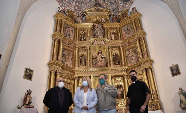 Javier Santa Clotilde, Yolanda de Gregorio, Carlos de la Casa y José Sala delante del retablo restaurado. /Jta.