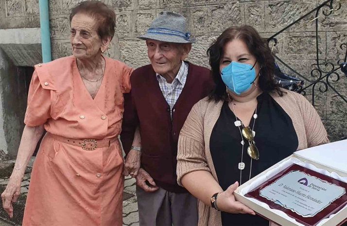 El centenario, con su esposa Mercedes y la diputada de Servicios Sociales. /Dip.