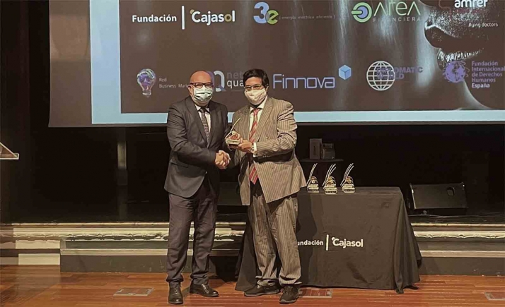 Miguel Latorre recibe uno de los premios Ubuntu del Foro Euroafricano