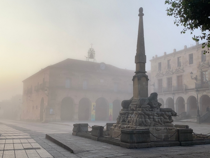 La niebla ha caído hoy sobre el corazón de Soria. Fotos de David Ortega.