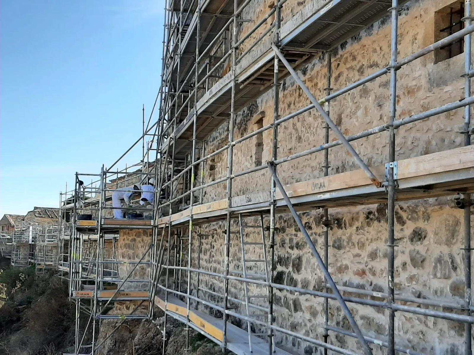 Foto 2 - Avanzan a buen ritmo las obras de las murallas y del castillo de Rello