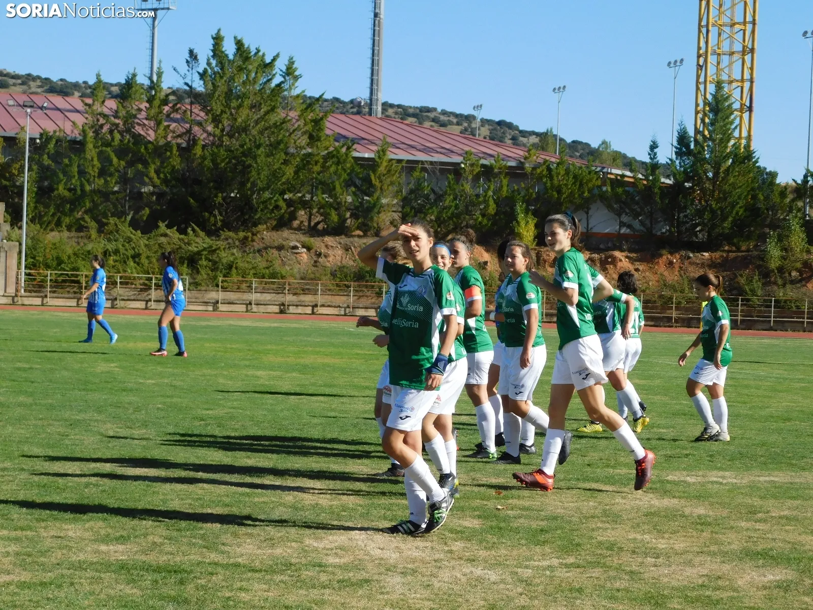 Una imagen del partido en gradas y campo este sábado. /SN