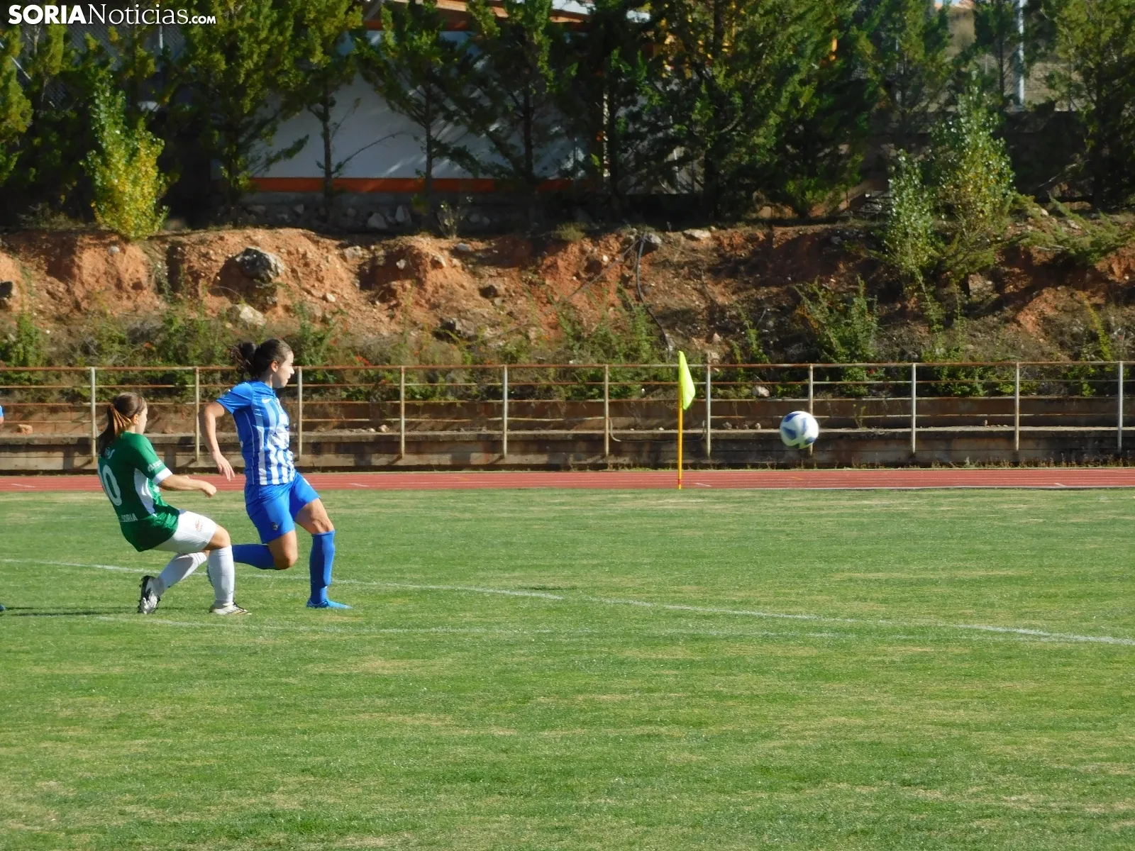 Una imagen del partido en gradas y campo este sábado. /SN