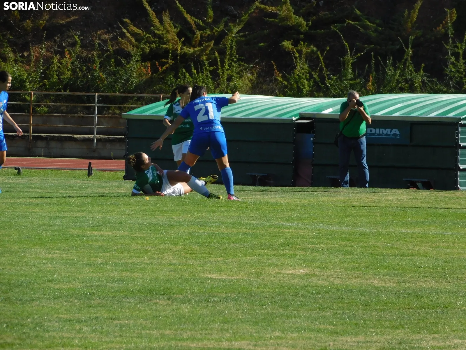 Una imagen del partido en gradas y campo este sábado. /SN